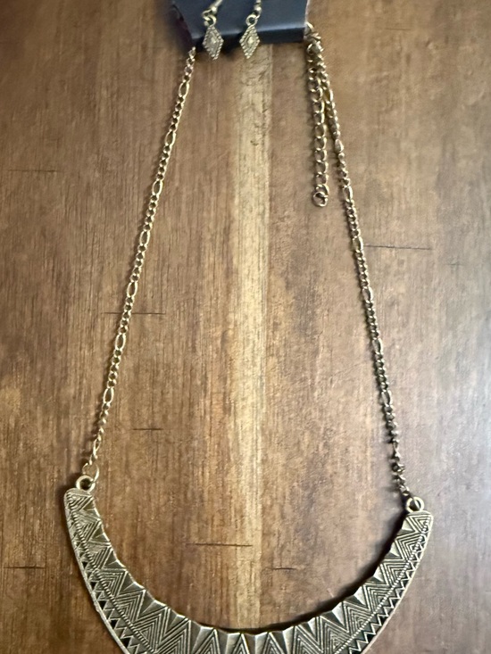 paparazzi Jewelry - paparazzi Gold-Tone Etched Crescent Necklace